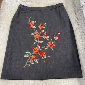 Garnet Hill Charcoal wool Pencil Skirt Floral Embroidery. Size 8.